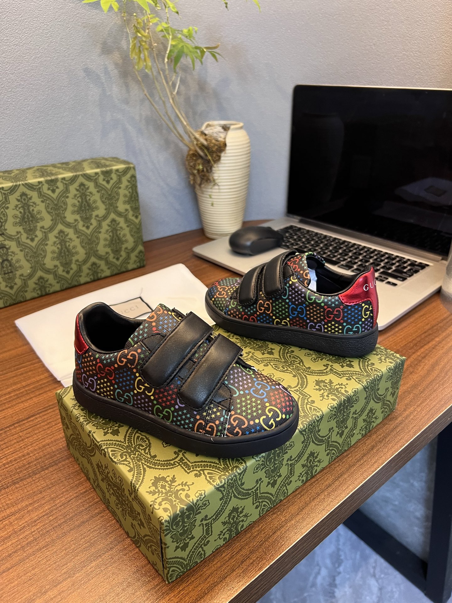 Children's shoes child